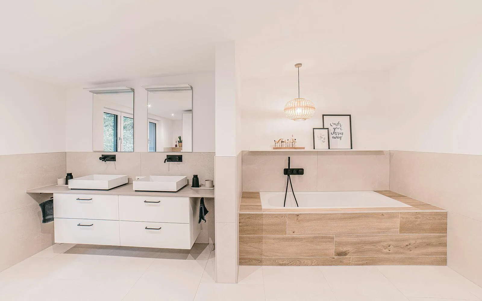 Seckler Waschtisch mit 2 Waschbecken und Trennwand zwischen Badewanne mit Holzfassade.