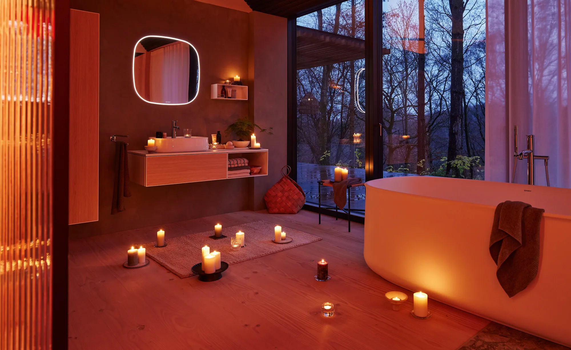 Entspannendes Spa-Badezimmer mit freistehender Badewanne und Kerzenlicht.
