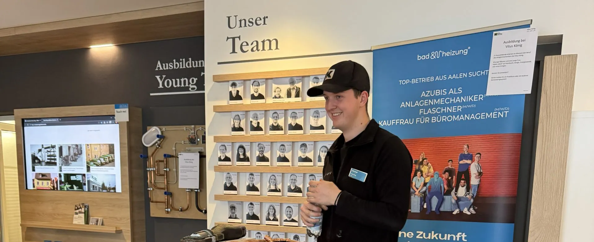 Ein Auszubildender der Firma Vitus König steht am Infostand im Firmengebäude.