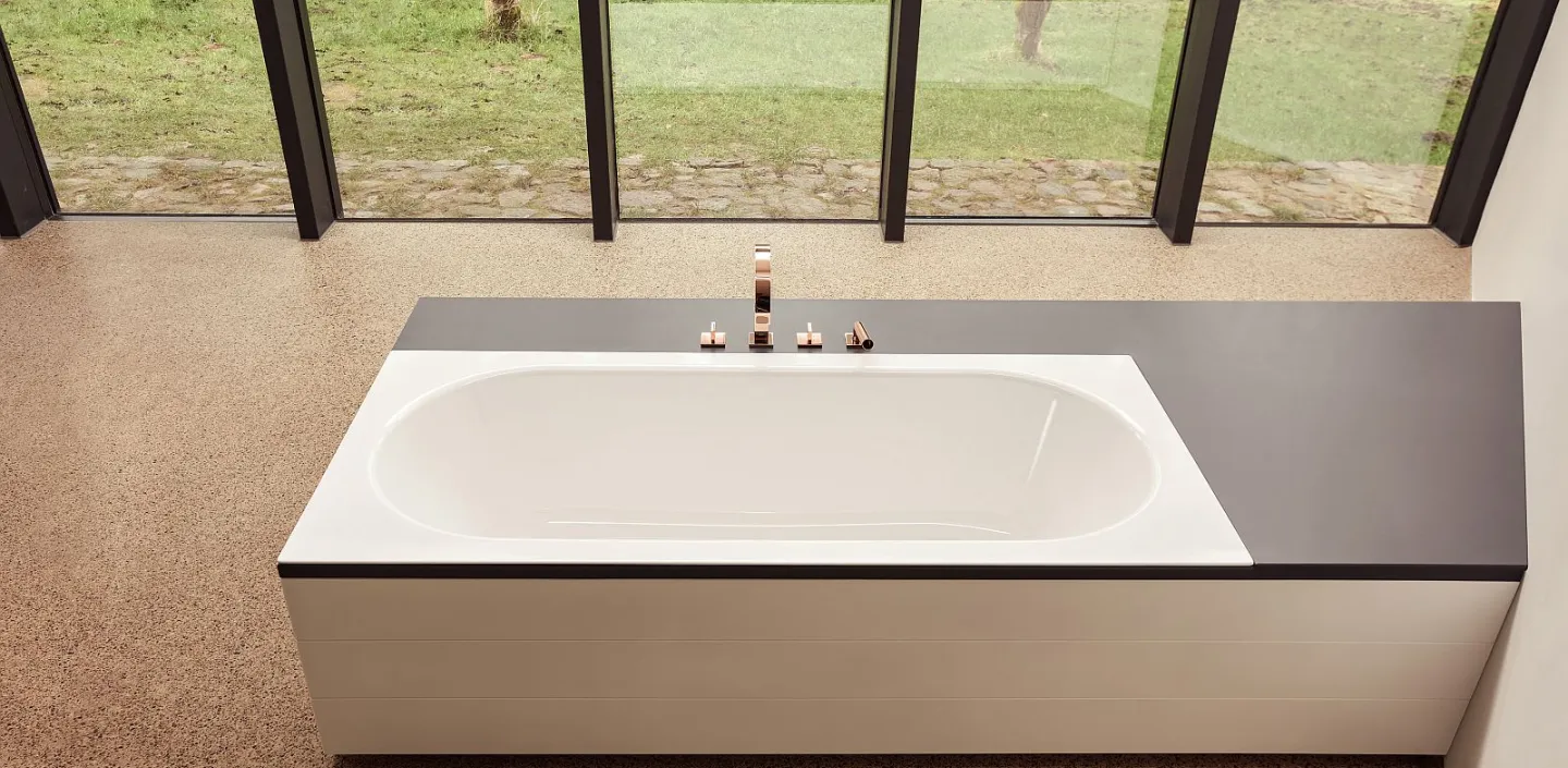 Badewanne BetteStarlet Spirit vor Glasfront mit Blick in den Garten