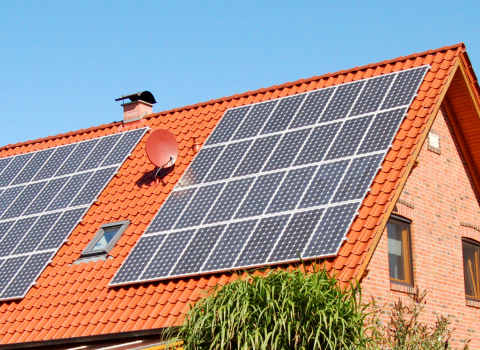 Haus eines Selbstversorgers mit Solarmodulen auf dem Dach.