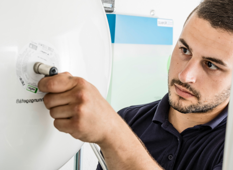 SHK-Kundendienst-Techniker bei der Wartung einer Heizungsanlage.