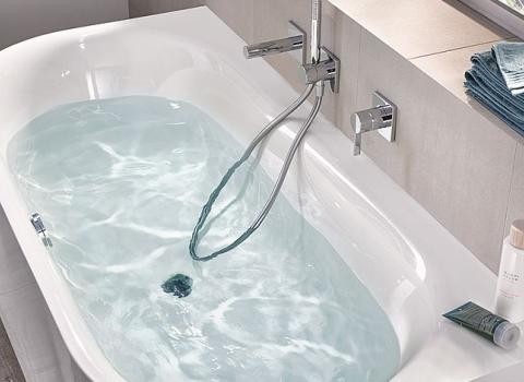 Badewanne BetteLux Silhouette oval mit Wasser befüllt