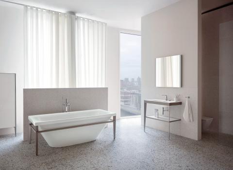 Lichtdurchflutetes Badezimmer mit weißer Duravit Badewanne und minimalistischen Armaturen.