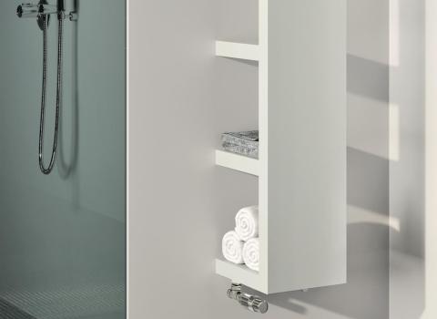 Ein minimalistisches Badezimmer zeigt eine moderne Dusche mit verchromter Handbrause links im Bild. 