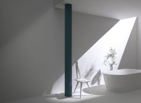 Ein minimalistisches Badezimmer mit einer freistehenden weißen Badewanne, die von einem starken Lichtstrahl beleuchtet wird. 