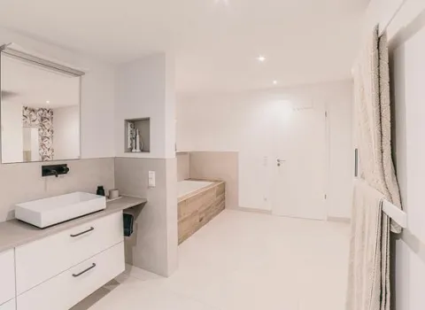 Bad mit Nischen für Waschtisch und Wanne