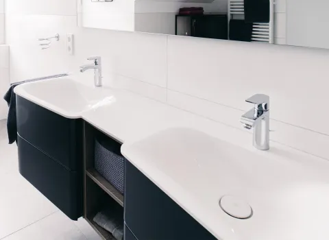 Doppelte Waschbecken in weiss und schwarz