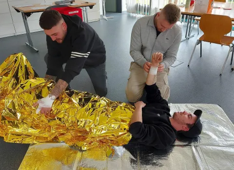 Vitus König Mitarbeiter leisten erste Hilfe mit der goldenen Isolierdecke