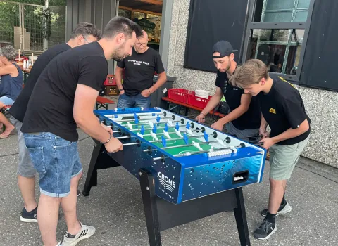 Azubis spielen Tischkicker auf dem Sommerfest