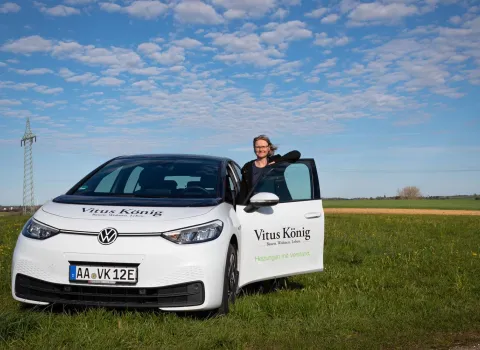 VW ID3 auf einer Wiese mit Vitus Branding