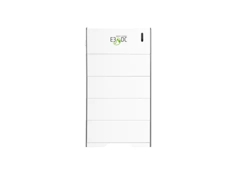  Ein modulares Batterieset von E3/DC in Weiß ist mittig auf weißem Hintergrund dargestellt