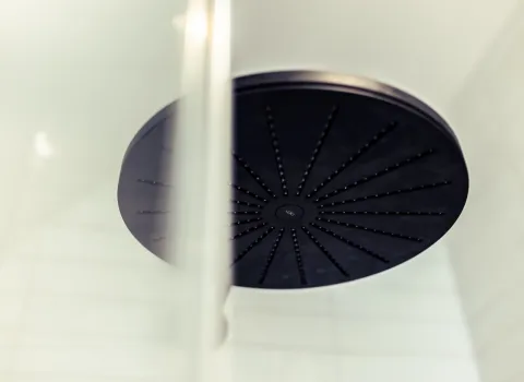 Nahaufnahme der schwarzen Unterputz-Duschkopfbrause.