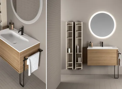 Helles Bad von Stocco mit Waschtisch in Holzoptik, schwarzer Armatur, rundem LED-Spiegel und filigranen Stauraumregalen.