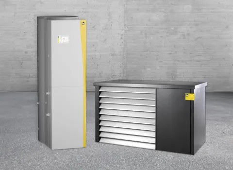 Innen- und Außeneinheit der Wärmepumpe iPUMP A8 ONE von iDM vor einer puristischen, grauen Wand.