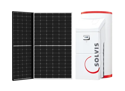 SolvisMax und Photovoltaik-Modul freigestellt nebeneinander.
