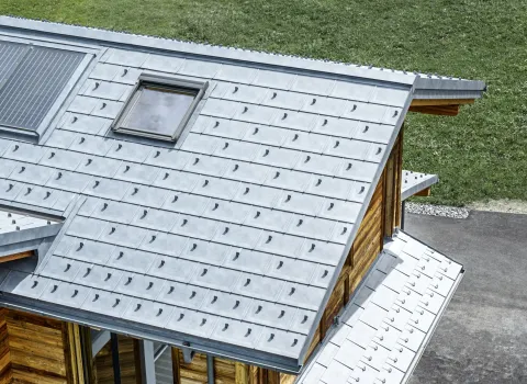 Von oben fotografiertes Holzhaus mit vielschichtigen freistehenden Aluminium-Überdachungen-