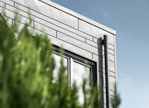 Nahaufnahme modernes Haus mit Alufassade und Flachdach.