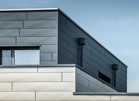 Moderne Wandfassade aus Aluminium am modernen Haus mit Flachdach.