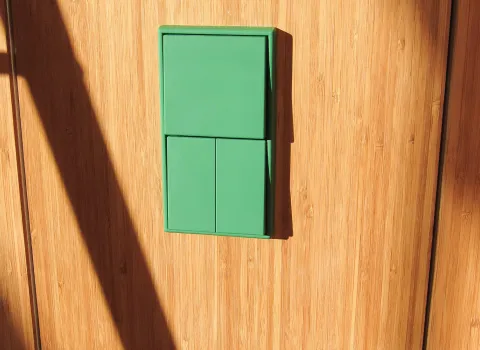 Schalter von Jung in den einzigartigen Les Couleurs® Le Corbusier Farben.
