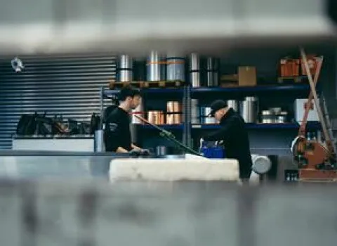 Zwei Flaschner des Unternehmens Vitus König bei der Arbeit.