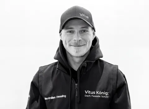 Dach- und Fassaden-Experte Maximilian Hessling von Vitus König vor neutralen Hintergrund.