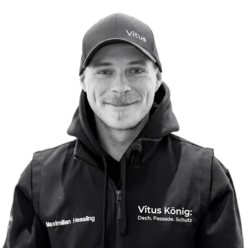 Dach- und Fassaden-Experte Maximilian Hessling von Vitus König vor neutralen Hintergrund.