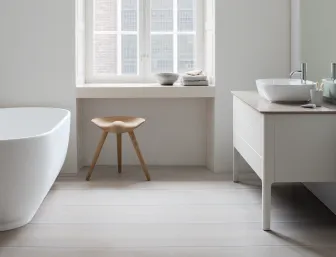 Kleines Badezimmer mit edel ausgestattet mit Möbeln der Serie luv von Duravit.