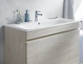 Heller Holz-Waschtisch-Unterschrank der Serie Renova Plan von Geberit.