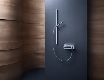 Ein modernes Badezimmer mit einer minimalistisch gestalteten Duscharmatur aus glänzendem Chrom. 