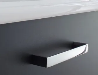 Nahaufnahme eines modernen, silbernen Griffes an einem grauen Waschtischschrank der Serie XBase von Duravit.