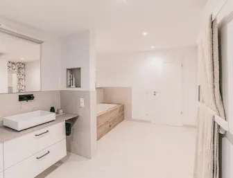 Bad mit Nischen für Waschtisch und Wanne