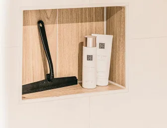 Duschnische aus Holz mit Scheibenabzieher und Duschgel