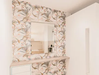 Schminkplatz mit Spiegel und moderner Gräsertapete