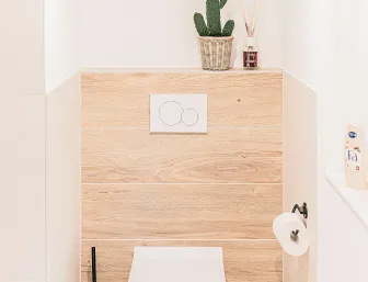 Seckler WC in hellem Bad mit Eichenfront im hinter der Toilette.