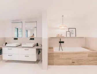 Seckler Waschtisch mit 2 Waschbecken und Trennwand zwischen Badewanne mit Holzfassade.