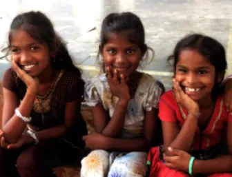 Drei lächelnde indische Mädchen.