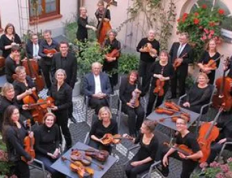 Grosse Menschengruppe des Cpllegiums Musicums