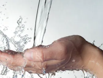 Sanitär Vitus Koenig. Hand mit Wasser