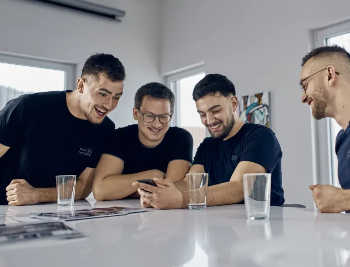 Gruppe von Azubis von bad & heizung bei einem Seminar.