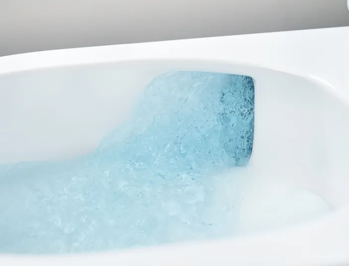 Detailaufnahme einer kraftvollen WC-Rotationsspülung des Modells ME Hero Edition von Duravit.