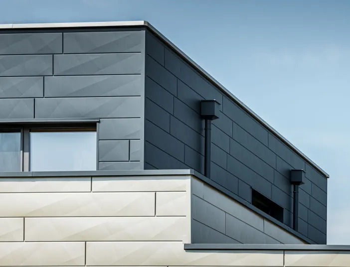 Moderne Wandfassade aus Aluminium am modernen Haus mit Flachdach.