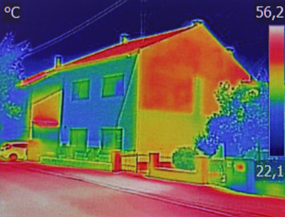 Wärmebildaufnahme / Thermografie eines zweistöckigen Einfamilienhauses. 